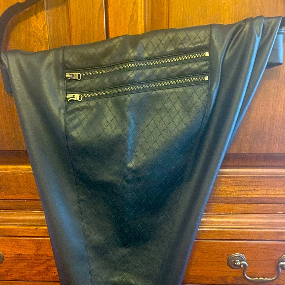 Faux black leather leggings with side zipper accent
